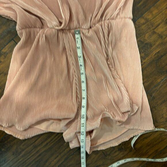 Haute Rogue size Medium Light Pink Accordion Texture Bell Sleeve Shorts Romper - Picture 10 of 12